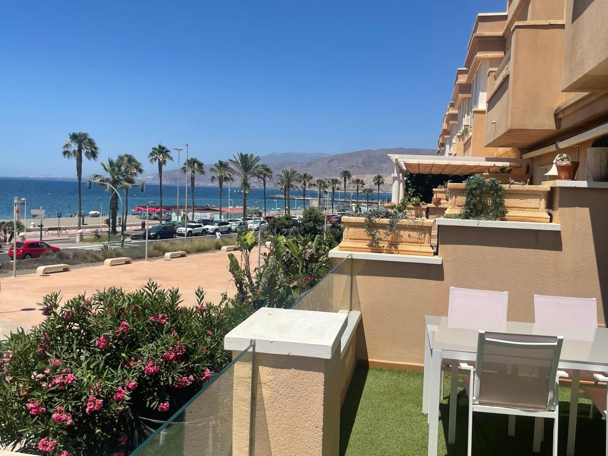 Apart 3 EN PRIMERA LÍNEA DE PLAYA CON TERRAZA Y VISTAS AL MAR Almería Exterior foto